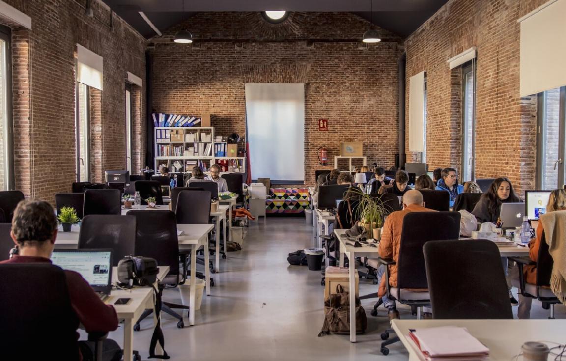 Studente che segue corsi di investimento online